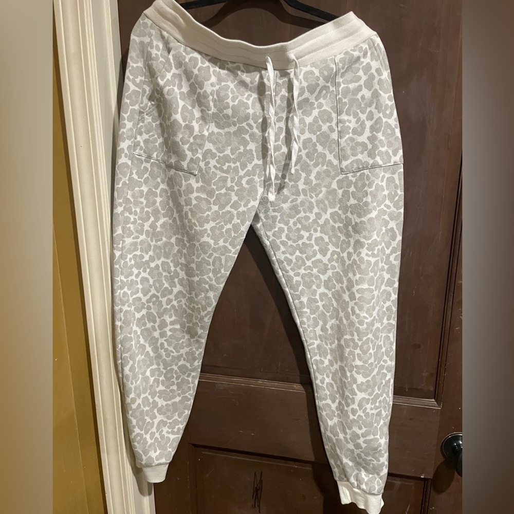 WOMENS JOGGERS SIZE LARGE. BOUTIQUE BOUGHT. GRAY AND WHITE PATTERN. PINK ROSE